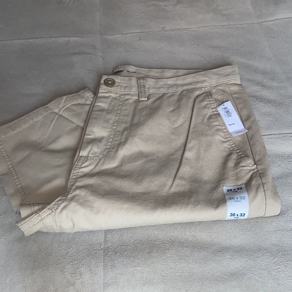Men’s Old Navy khaki pants - Picture 2 of 3